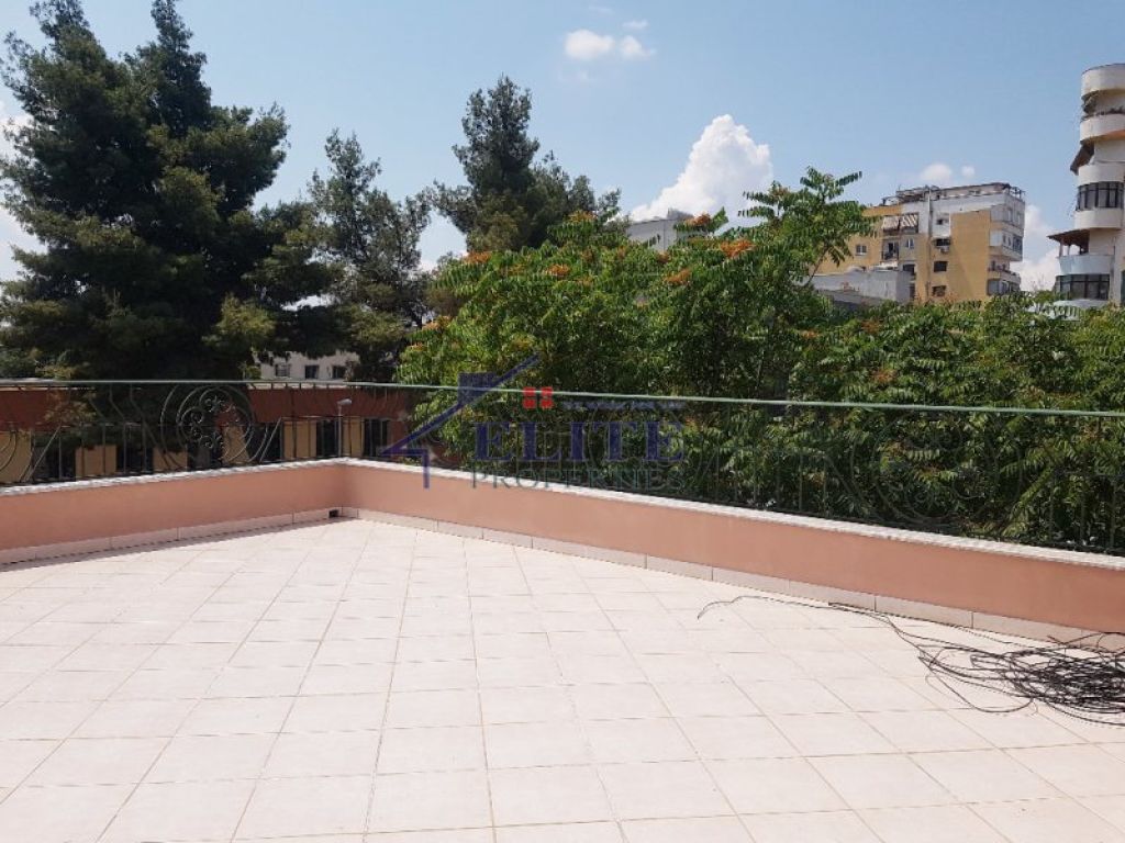 Jepet me qera Vile 4-kateshe pranë Ministrisë së Jashtme