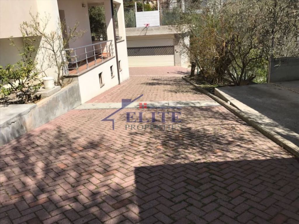 Three-storey villa for rent in Farke