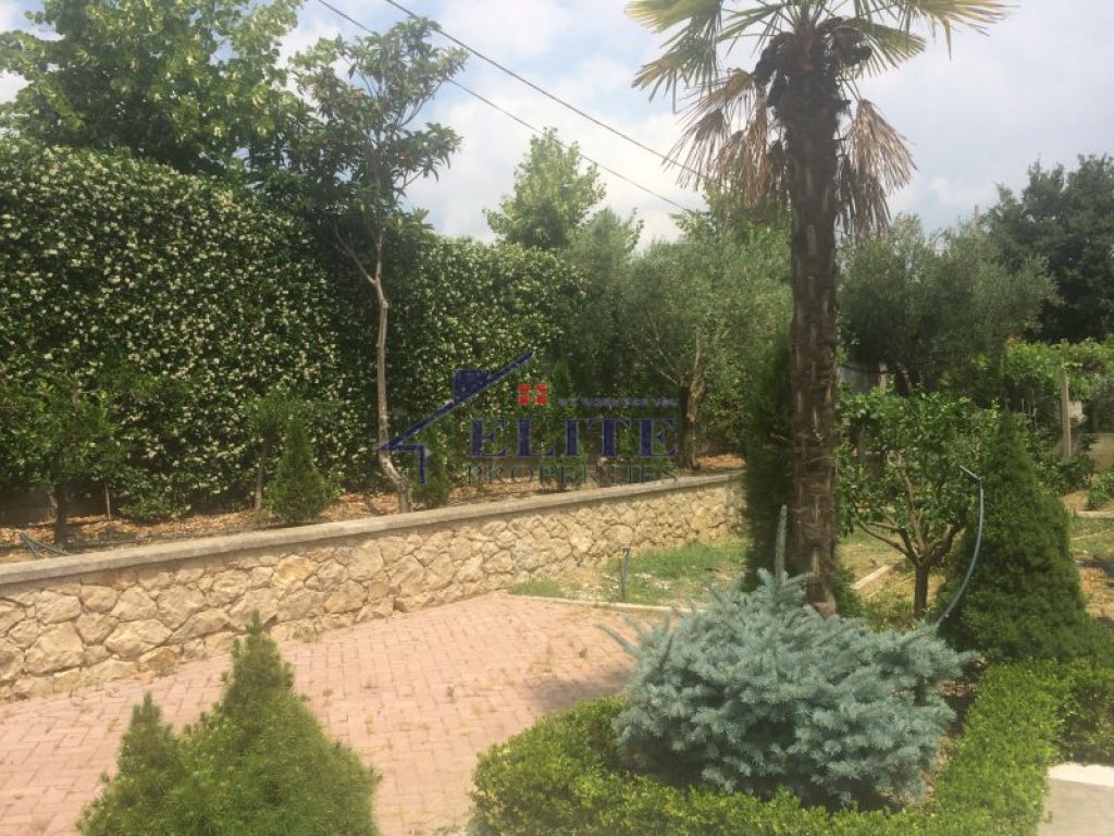 Three-storey villa for rent in Farke