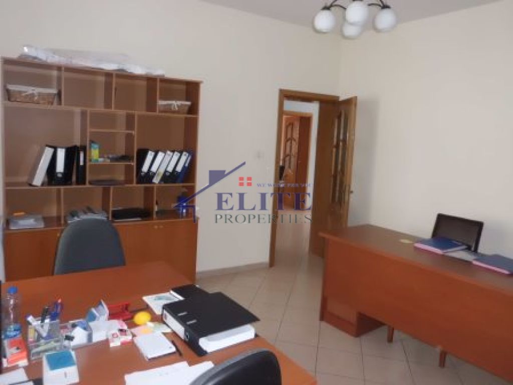 Vilë 3-katëshe me qera pas ambasades Gjermane