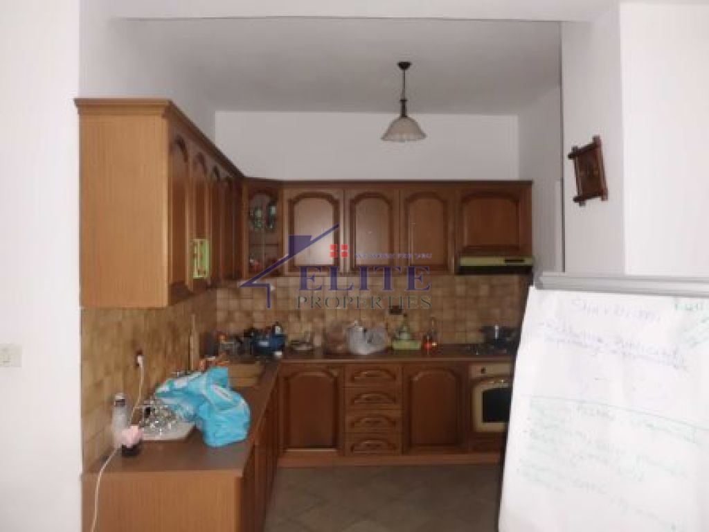 Vilë 3-katëshe me qera pas ambasades Gjermane