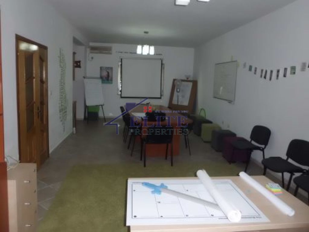 Vilë 3-katëshe me qera pas ambasades Gjermane