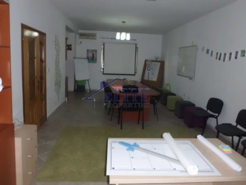 Vilë 3-katëshe me qera pas ambasades Gjermane