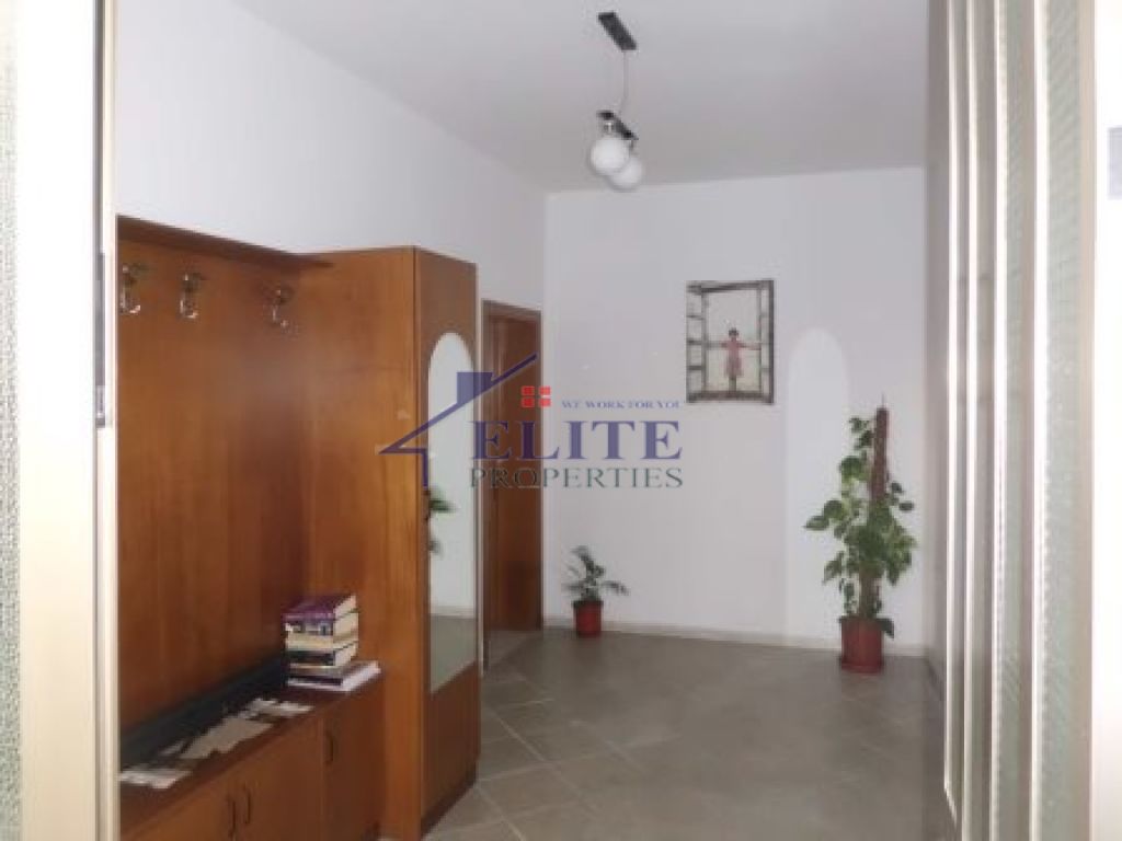 Vilë 3-katëshe me qera pas ambasades Gjermane