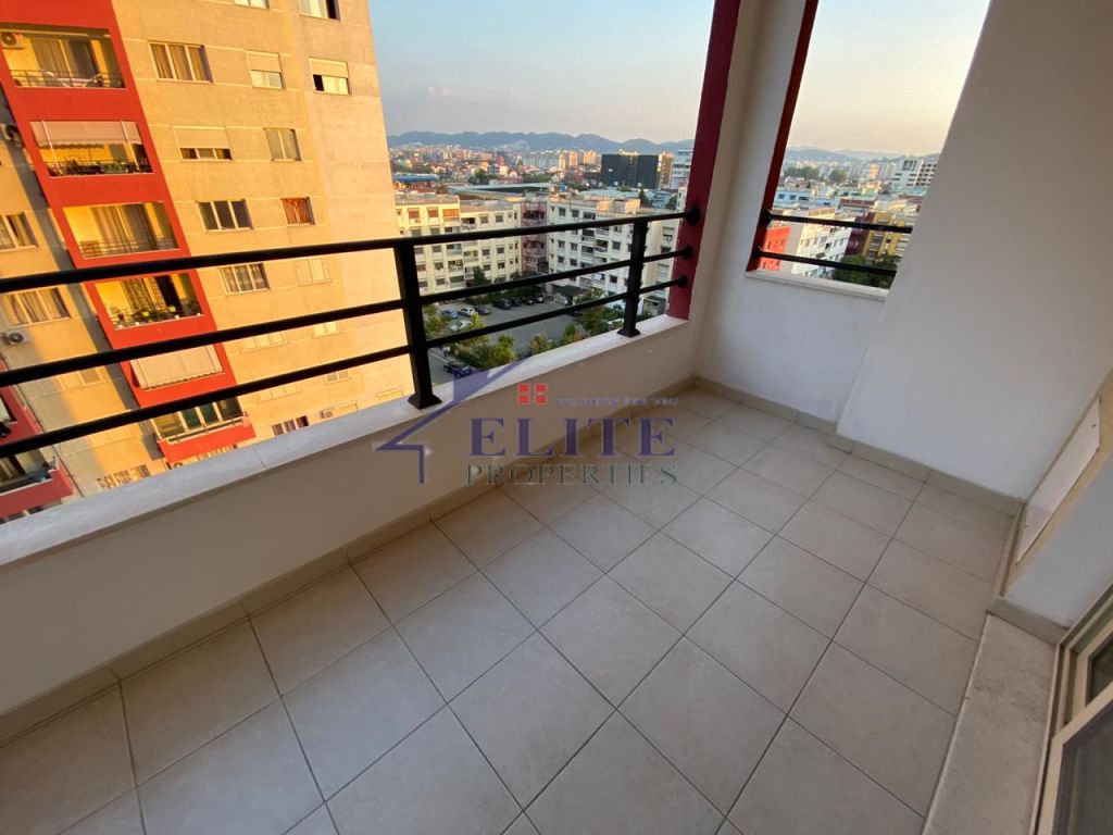 Shitet  apartament 3+1 tek kompleksi  "Garden City" tek kthesa e Kamzes