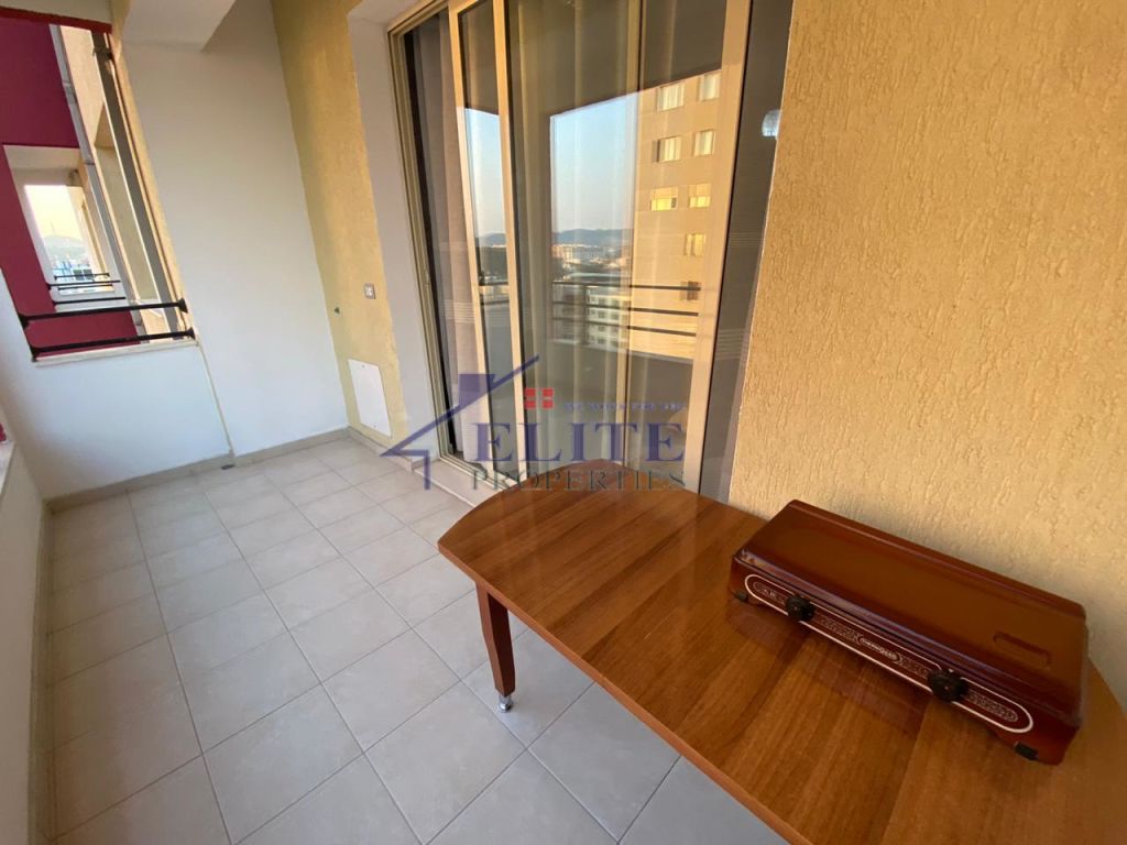 Shitet  apartament 3+1 tek kompleksi  "Garden City" tek kthesa e Kamzes