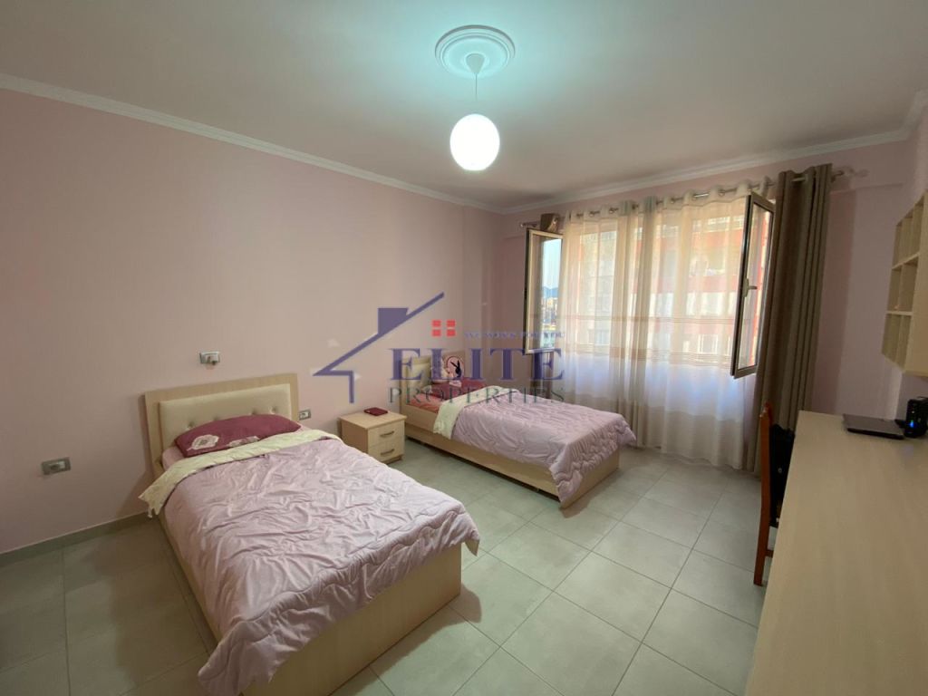 Shitet  apartament 3+1 tek kompleksi  "Garden City" tek kthesa e Kamzes