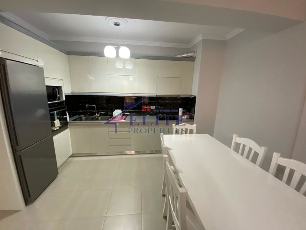 Shitet  apartament 3+1 tek kompleksi  "Garden City" tek kthesa e Kamzes