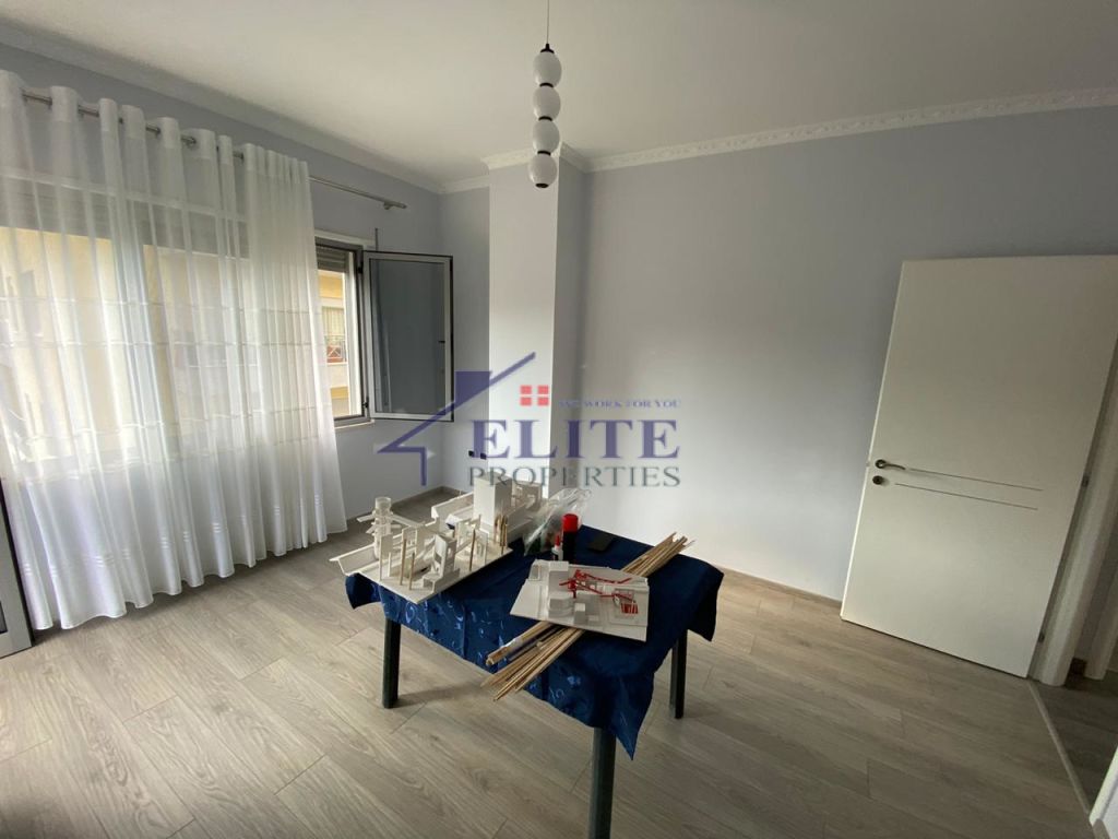 Kopshti Zoologjik, apartament 3+1 me qira