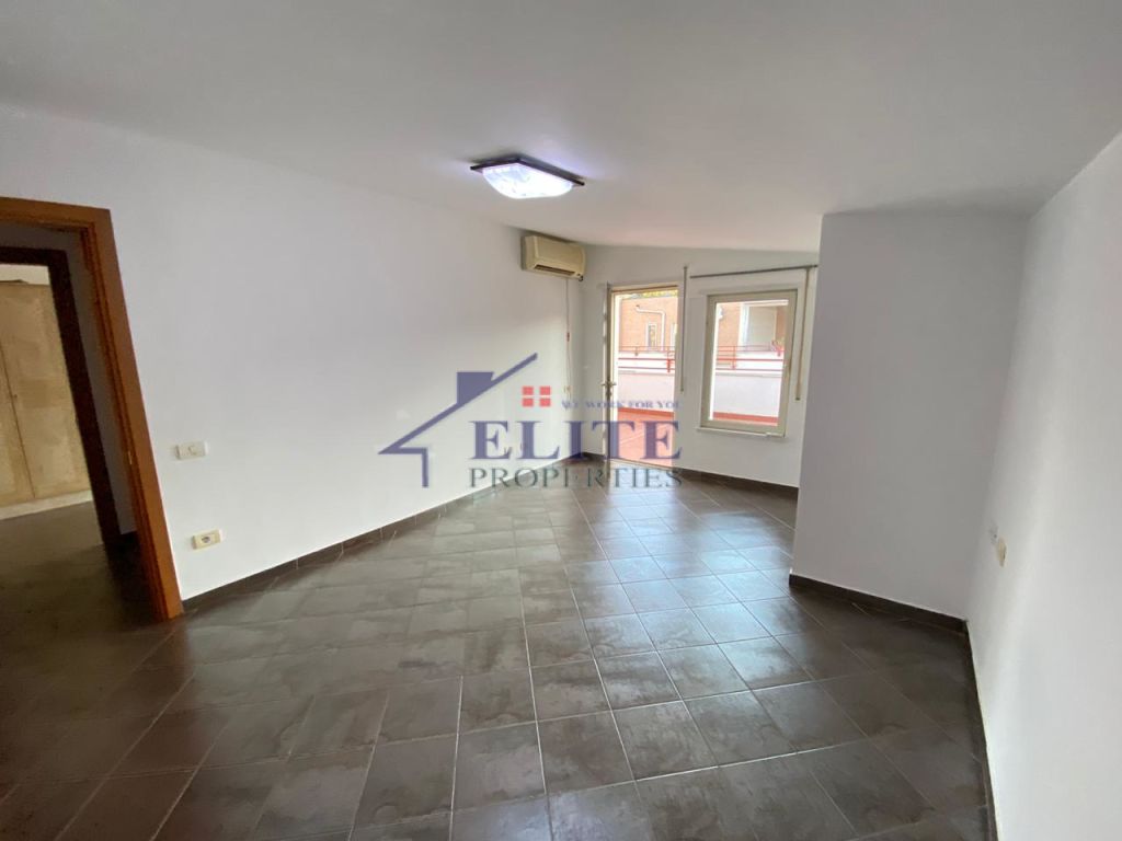 ‘’Liqeni i Thatë’’, apartament 4+1  me qira
