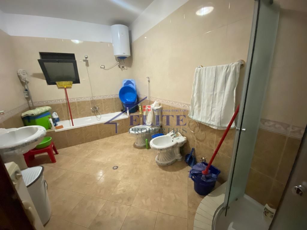 Jepet me qira kati I parë I një vile 4-katëshe pranë ambasadës Turke