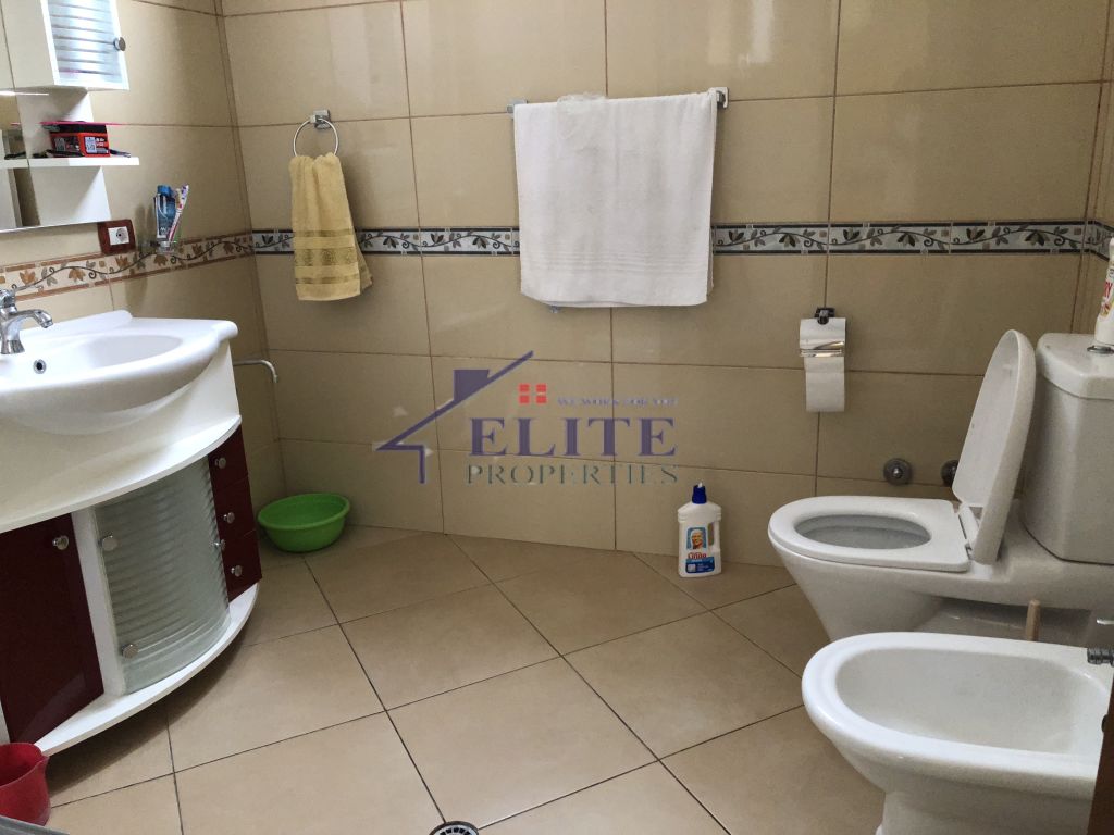 Jepet me qira kati I tretë I një vile 4-katëshe pranë ambasadës Turke