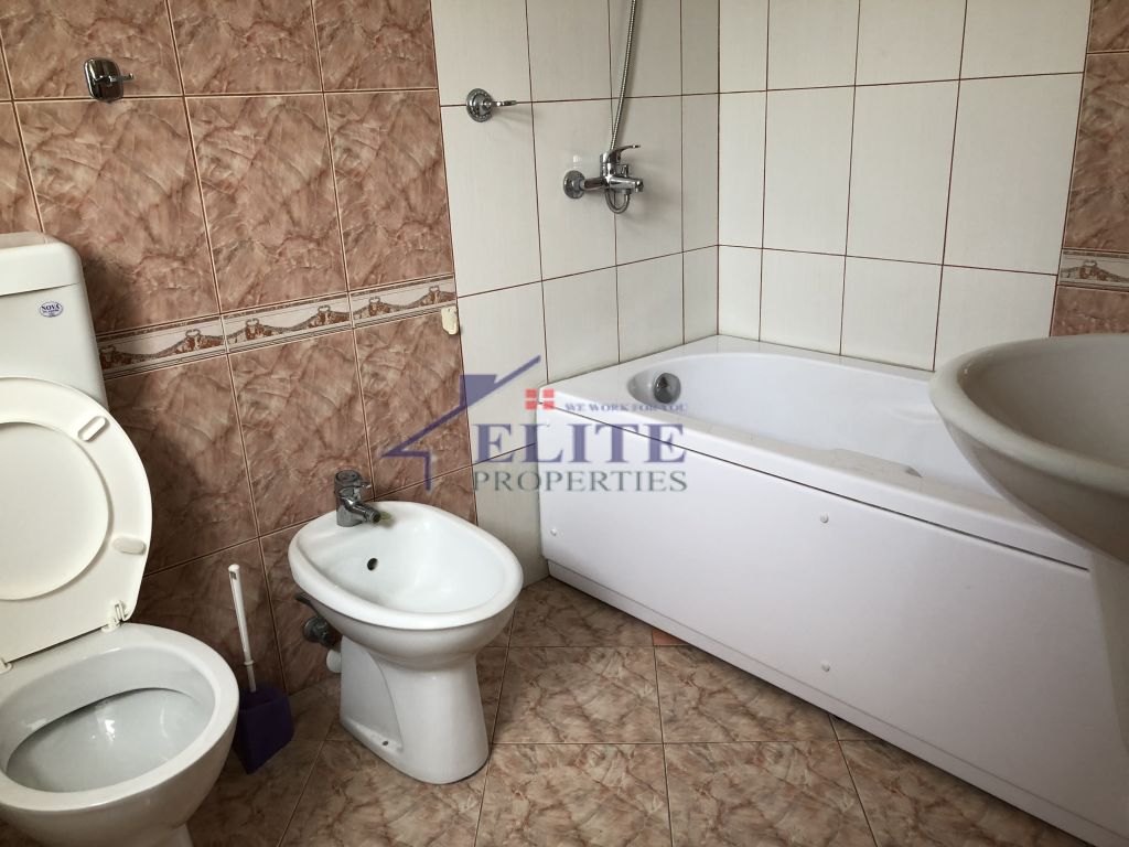 Rruga e Elbasanit, tek vilat amerikane jepet apartment 3+1 me qera