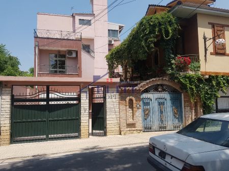 Jepet me qera Vile 4-kateshe pranë Ministrisë së Jashtme