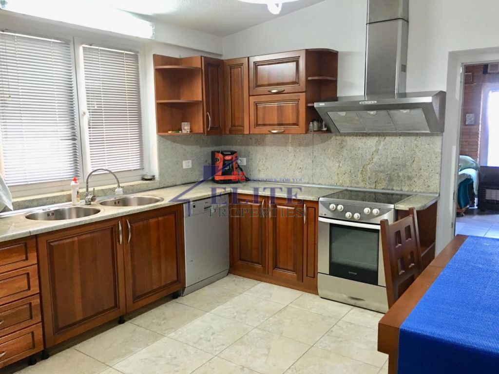 Penthouse me Qira tek Liqeni i Thatë