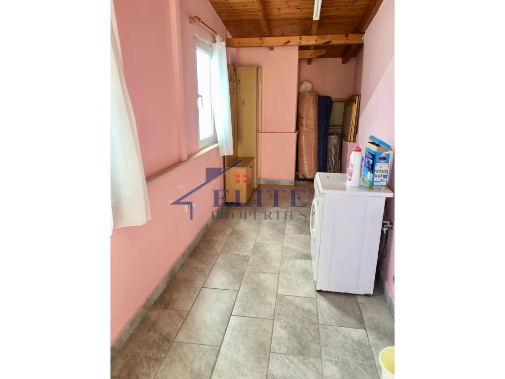 Penthouse me Qira tek Liqeni i Thatë