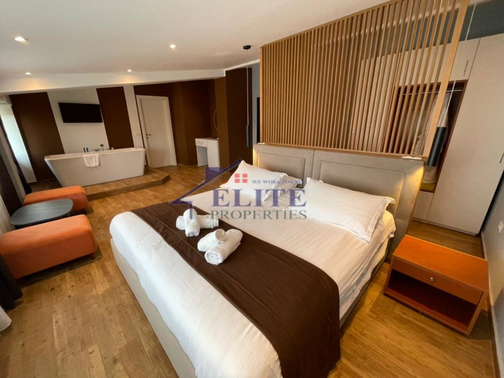 Liqeni i Thatë, hotel for sale