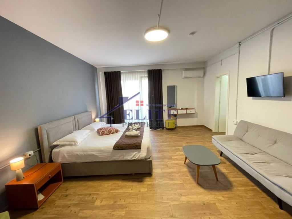 Liqeni i Thatë, hotel for sale