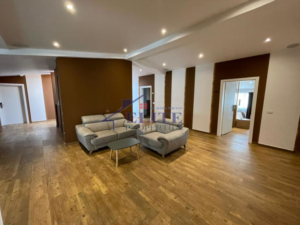 Liqeni i Thatë, hotel for sale