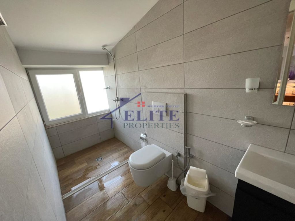 Liqeni i Thatë, hotel for sale
