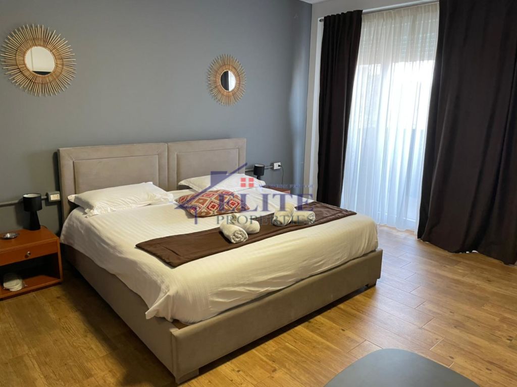 Liqeni i Thatë, hotel for sale