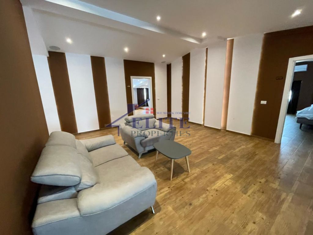 Liqeni i Thatë, hotel for sale