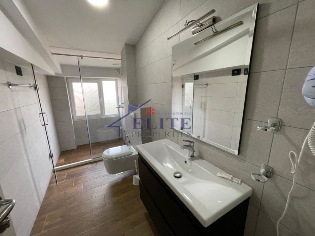 Liqeni i Thatë, hotel for sale