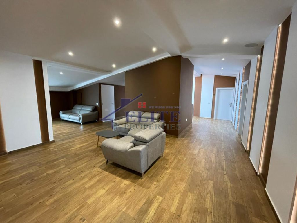 Liqeni i Thatë, hotel for sale