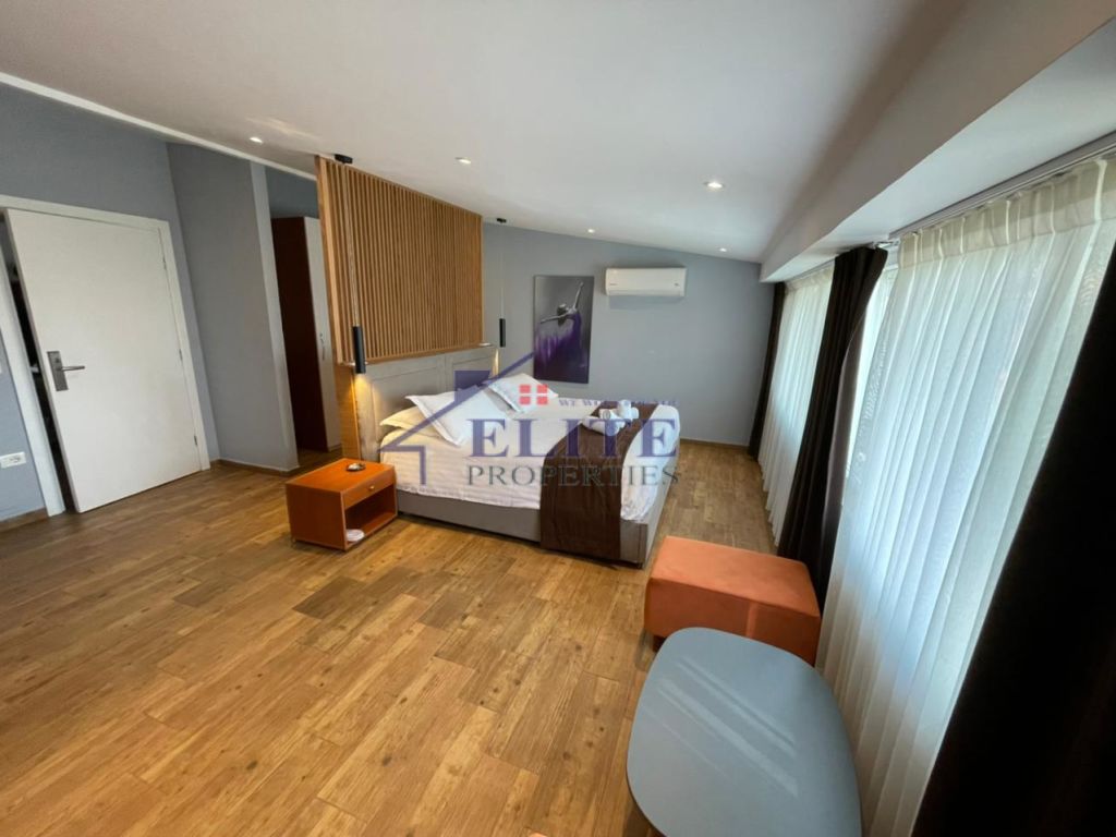Liqeni i Thatë, hotel for sale