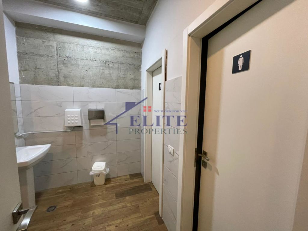 Liqeni i Thatë, hotel for sale