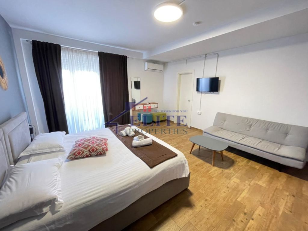 Liqeni i Thatë, hotel for sale