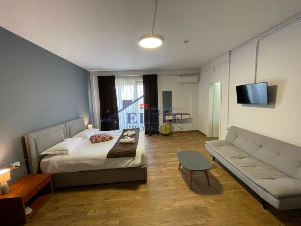 Liqeni i Thatë, hotel for sale