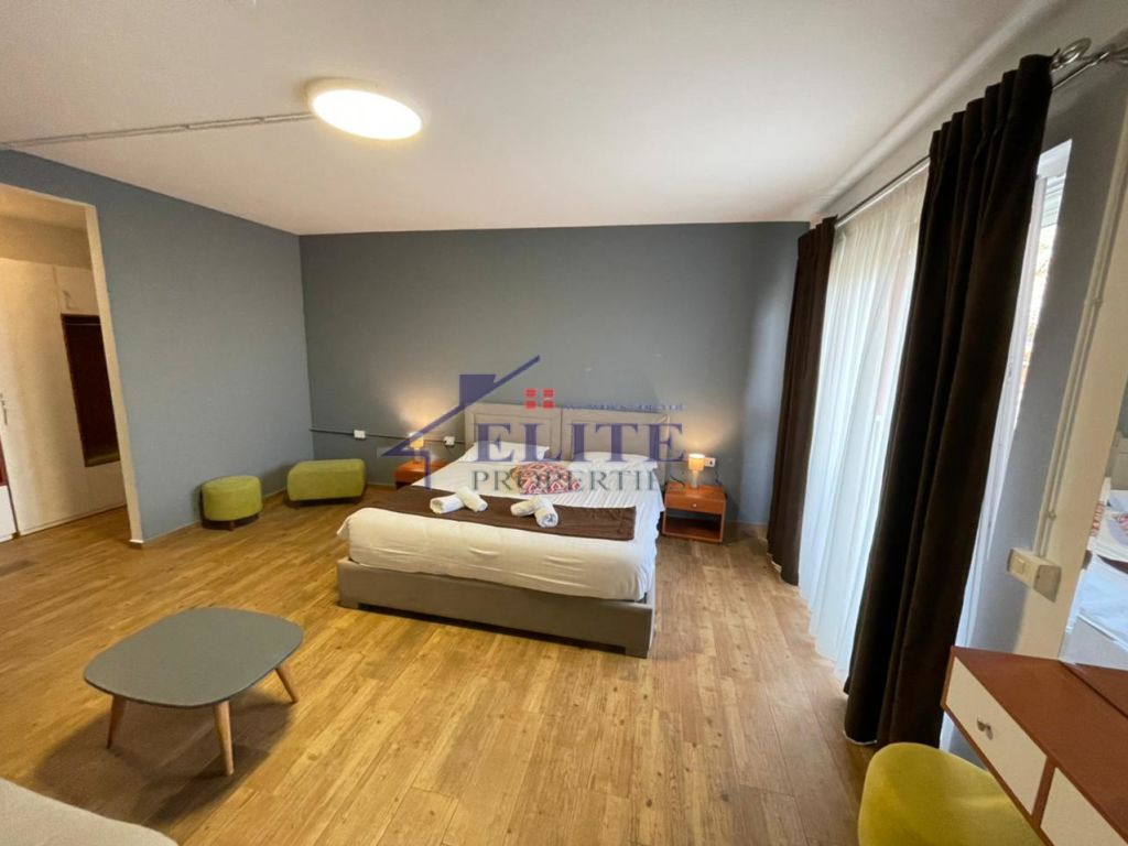 Liqeni i Thatë, hotel for sale