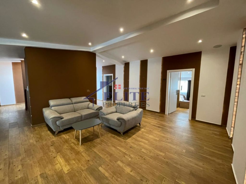 Liqeni i Thatë, hotel for sale