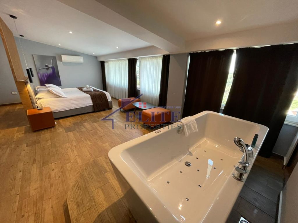 Liqeni i Thatë, hotel for sale