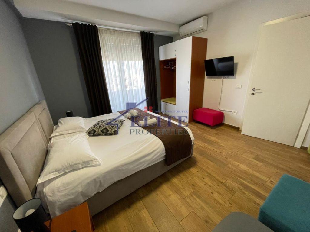 Liqeni i Thatë, hotel for sale