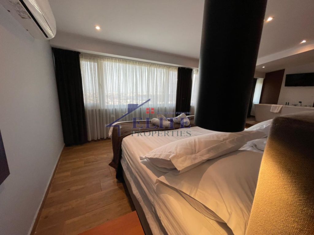 Liqeni i Thatë, hotel for sale