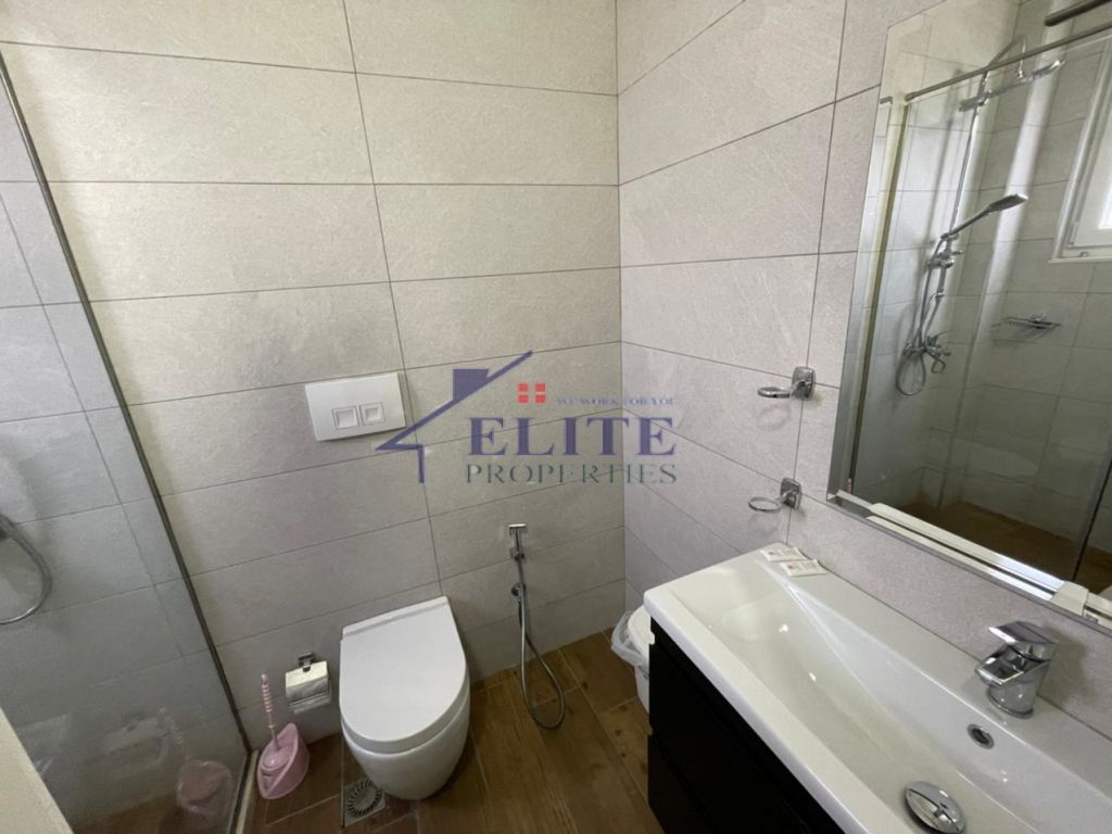 Liqeni i Thatë, hotel for sale