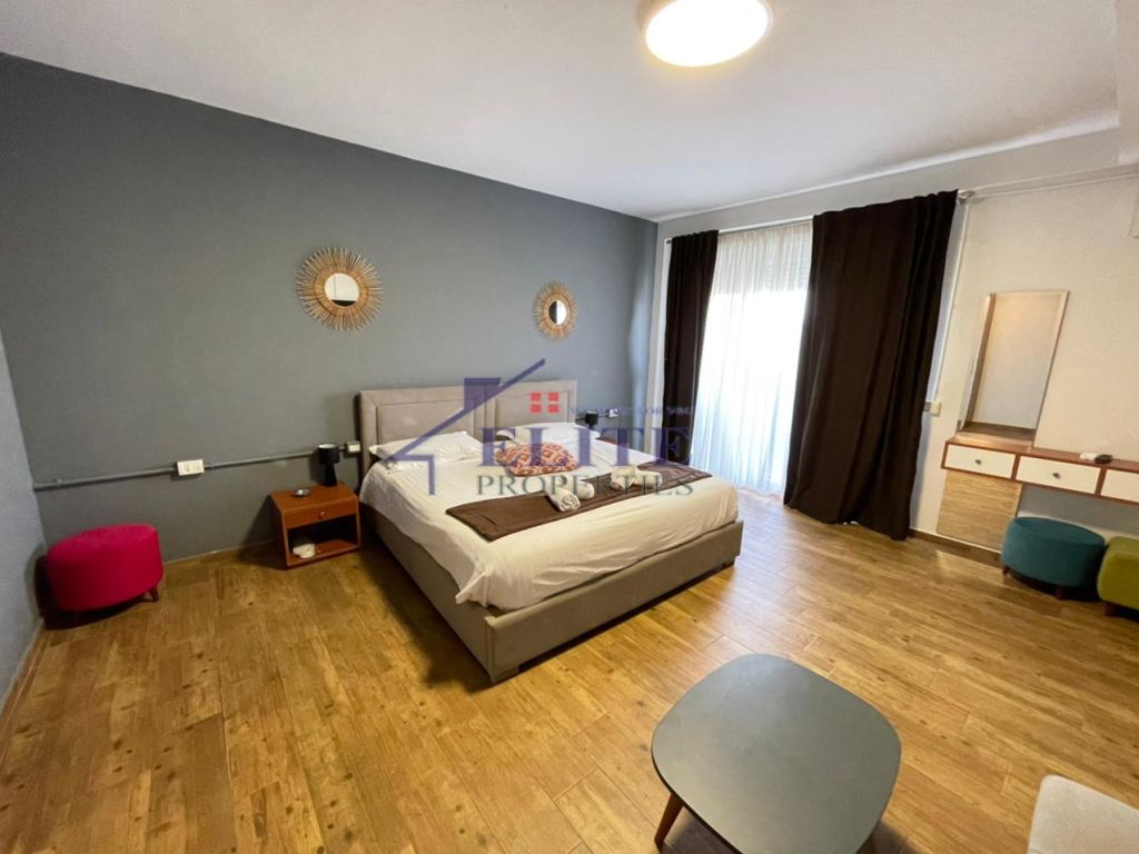 Liqeni i Thatë, hotel for sale