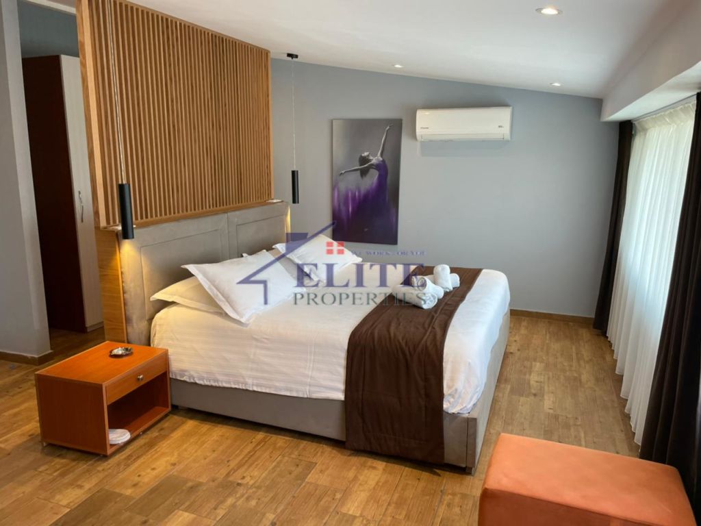 Liqeni i Thatë, hotel for sale