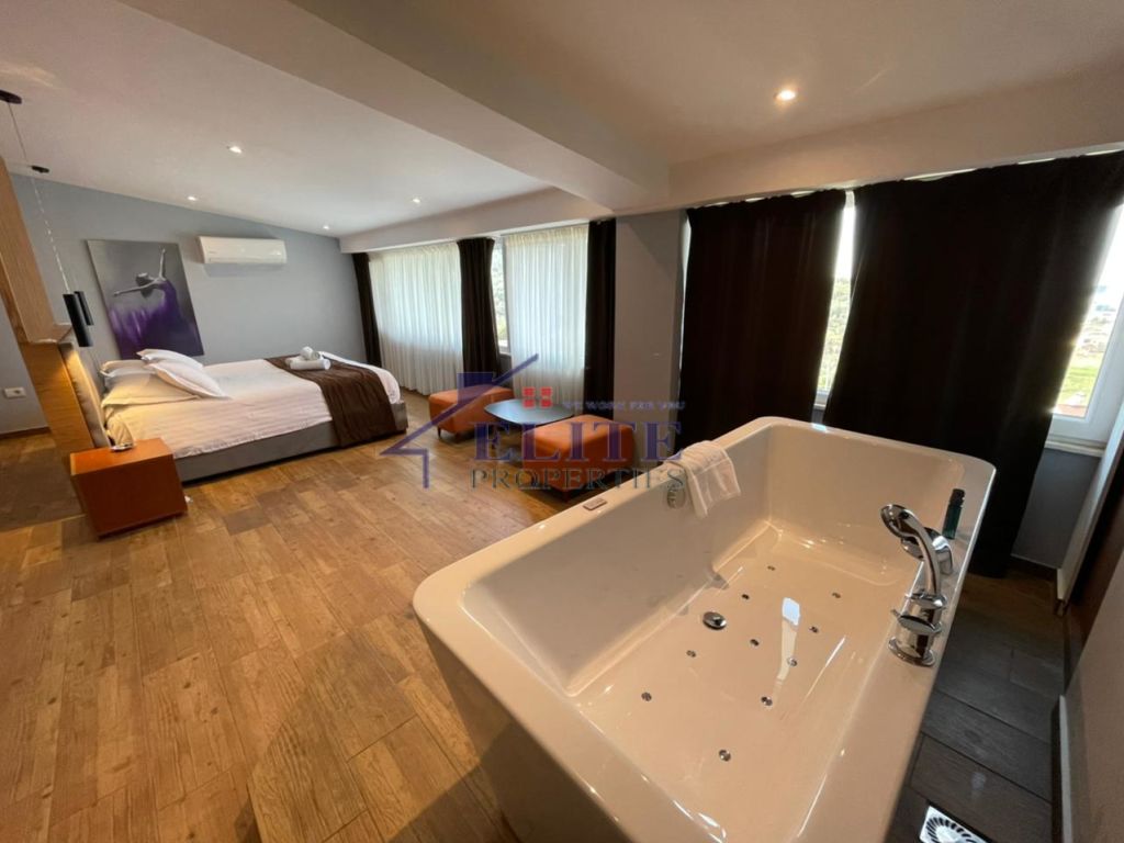 Liqeni i Thatë, hotel for sale