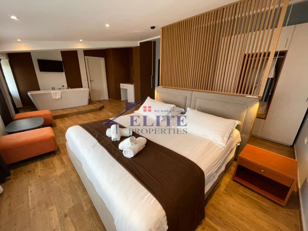 Liqeni i Thatë, hotel for sale
