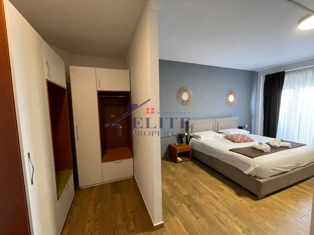 Liqeni i Thatë, hotel for sale