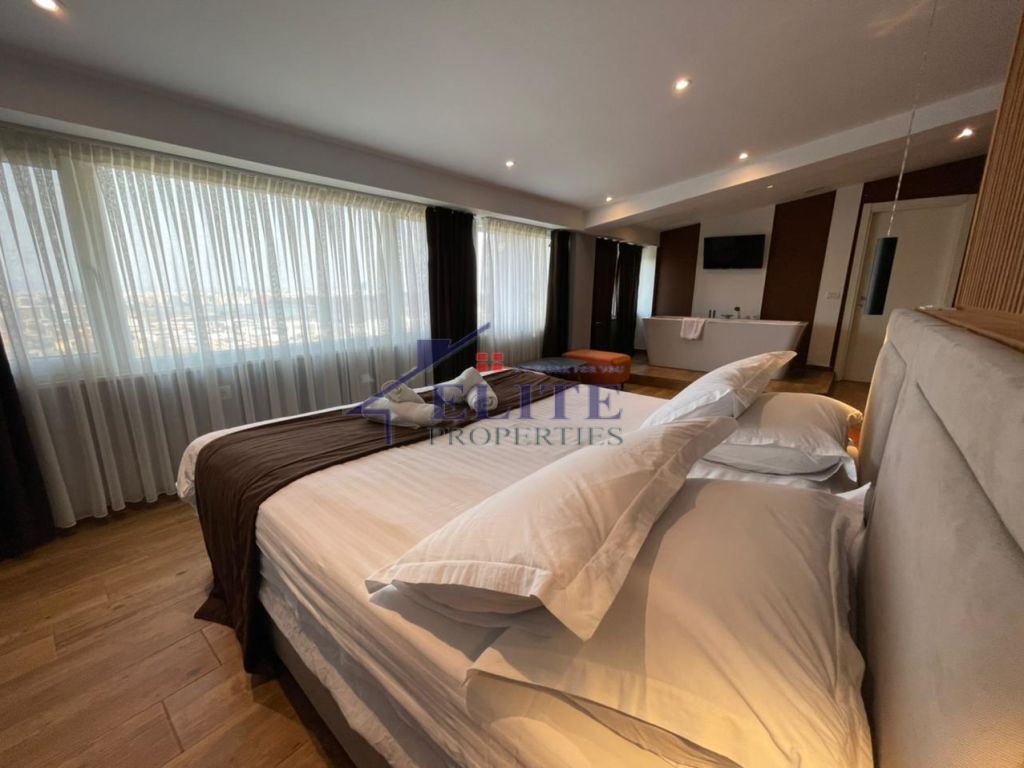 Liqeni i Thatë, hotel for sale