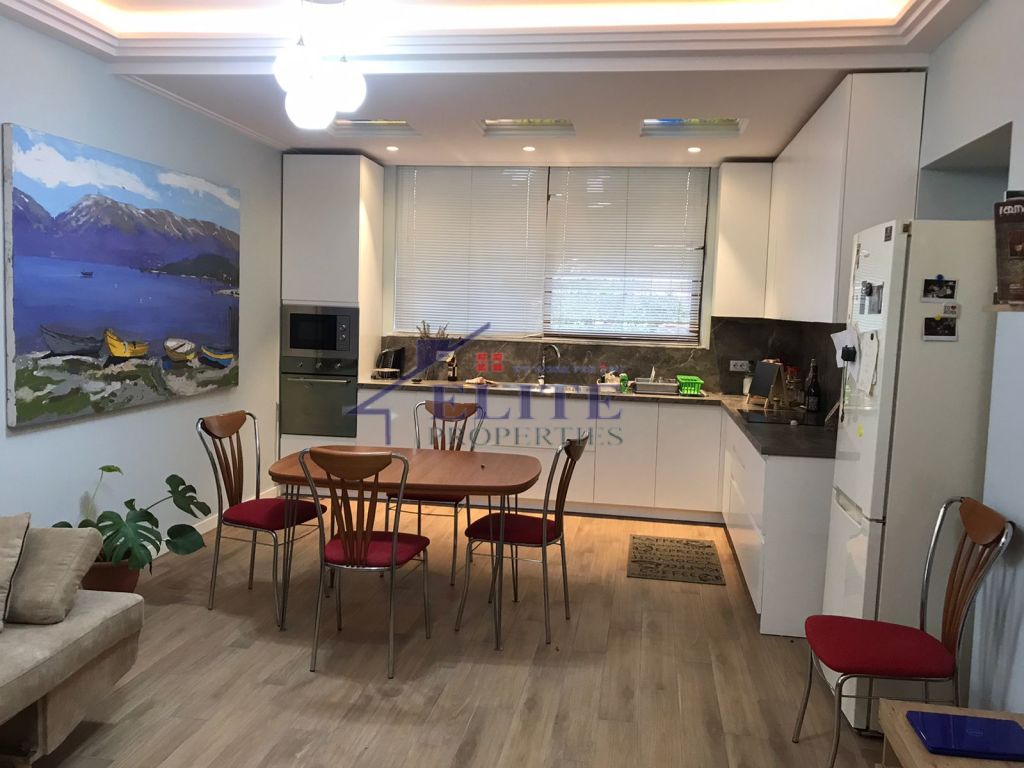 The first floor of a villa on Kavaja Street is for rent.