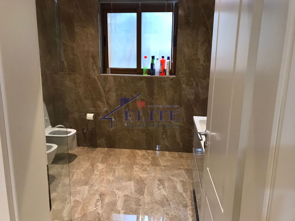 The first floor of a villa on Kavaja Street is for rent.