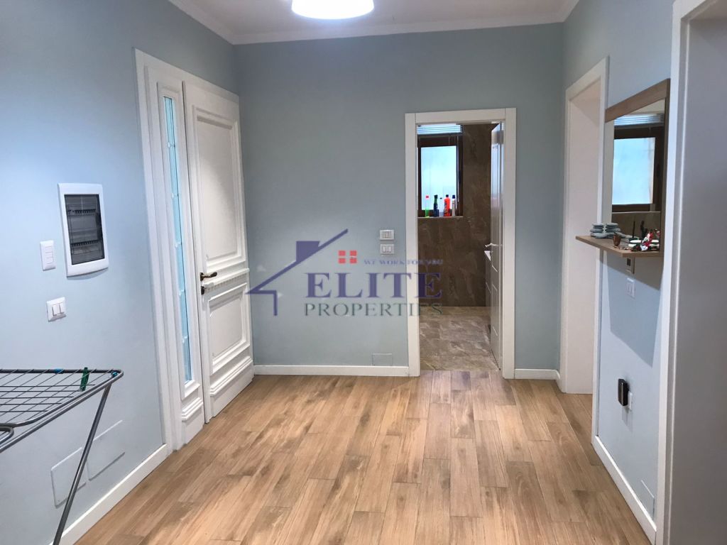 The first floor of a villa on Kavaja Street is for rent.
