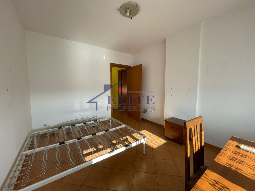 Vicino a Xheko Imperial, Ufficio/Appartamento 3+1 in affitto