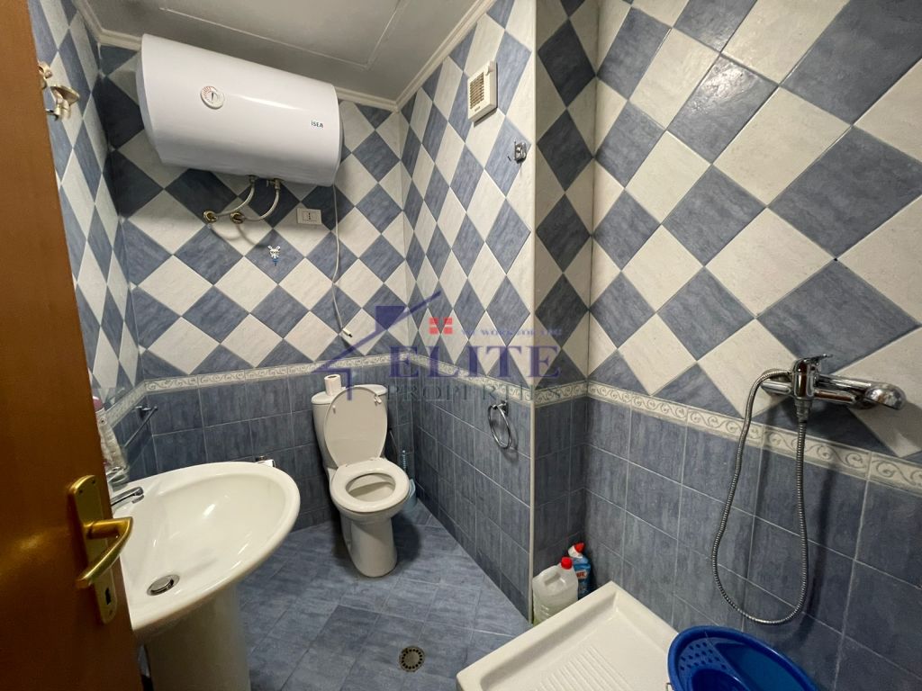 Vicino a Xheko Imperial, Ufficio/Appartamento 3+1 in affitto