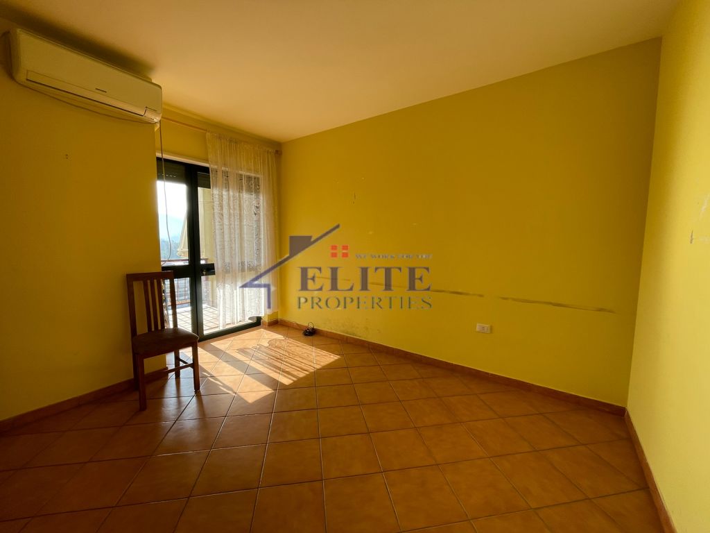 Vicino a Xheko Imperial, Ufficio/Appartamento 3+1 in affitto